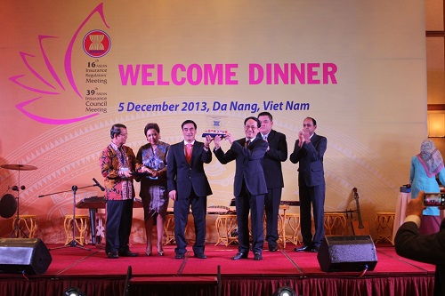 Người Việt Nam đầu tiên đạt giải nhất nhà quản lý trẻ Đông Nam Á ( YAMA 2013) (1)