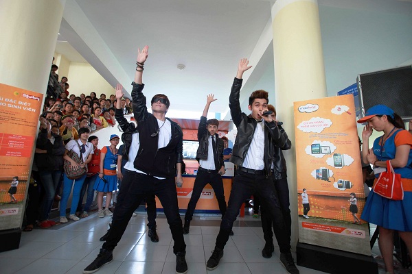 Nh&oacute;m 365 được tiếp th&ecirc;m năng lượng từ sinh vi&ecirc;n 1