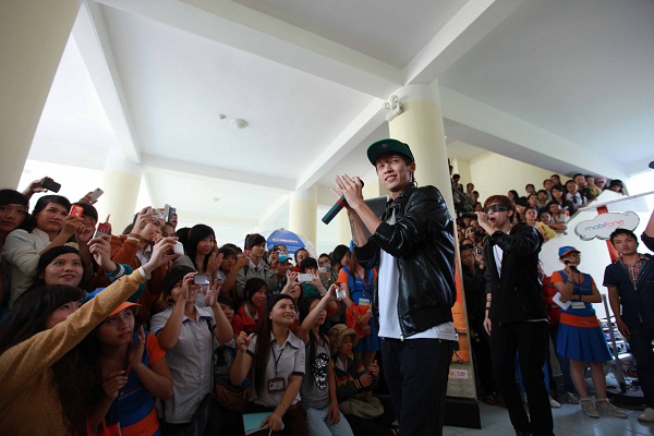 Nh&oacute;m 365 được tiếp th&ecirc;m năng lượng từ sinh vi&ecirc;n 3