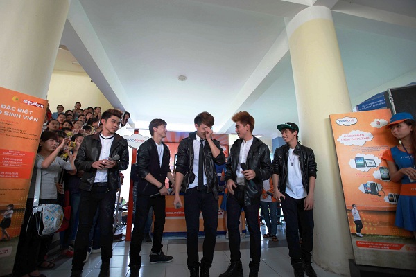 Nh&oacute;m 365 được tiếp th&ecirc;m năng lượng từ sinh vi&ecirc;n 4