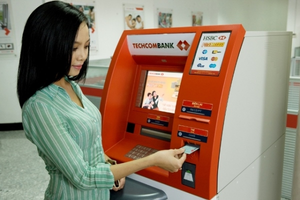Techcombank miễn phí rút tiền nội mạng cho gói tài khoản (2)