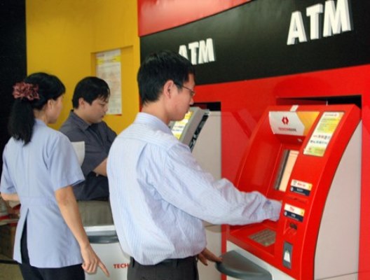 Techcombank miễn phí rút tiền nội mạng cho gói tài khoản (1)