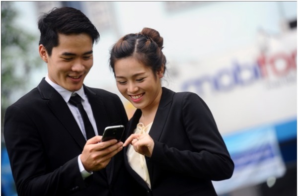 Nhà mạng tăng sức nóng cho siêu phẩm Samsung Galaxy S4 (2)