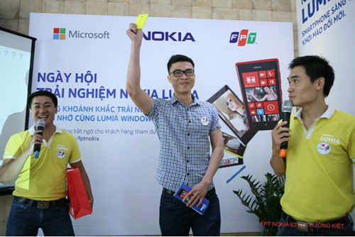 Đón nhận hàng trăm quà tặng từ FPT Nokia Store 1
