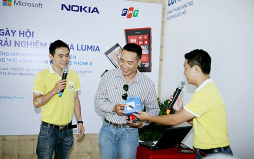 Đón nhận hàng trăm quà tặng từ FPT Nokia Store 5