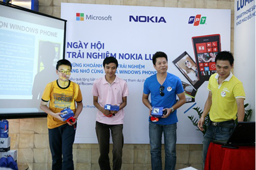 Đón nhận hàng trăm quà tặng từ FPT Nokia Store 4
