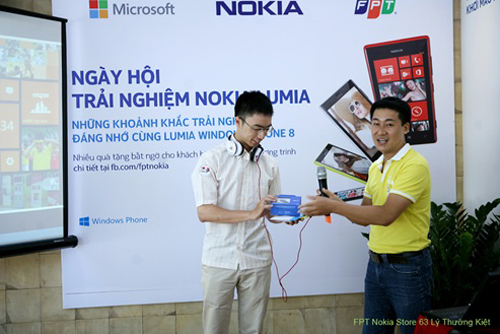 Đón nhận hàng trăm quà tặng từ FPT Nokia Store 3