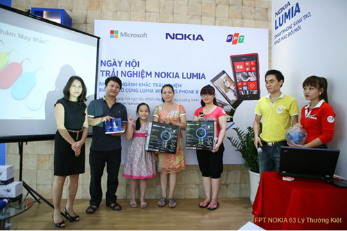 Đón nhận hàng trăm quà tặng từ FPT Nokia Store 7