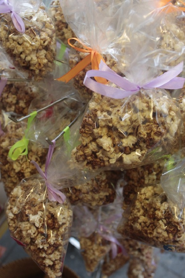 Giới trẻ hào hứng xếp h&agrave;ng mua bắp rang bơ 10