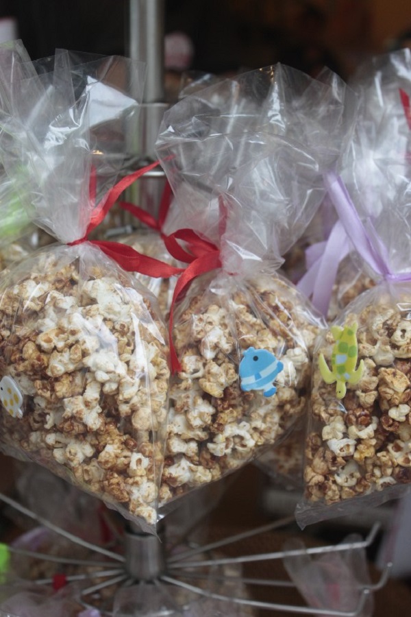 Giới trẻ hào hứng xếp h&agrave;ng mua bắp rang bơ 11