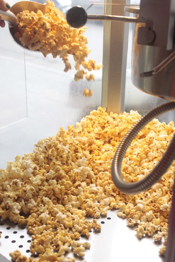 Giới trẻ hào hứng xếp h&agrave;ng mua bắp rang bơ 13