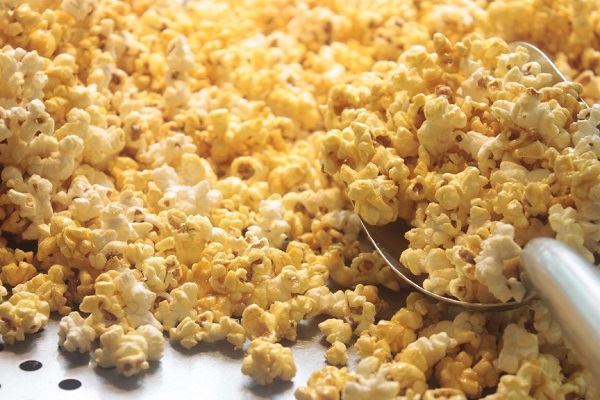 Giới trẻ hào hứng xếp h&agrave;ng mua bắp rang bơ 14