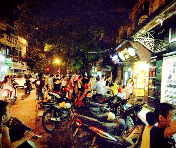 Giới trẻ hào hứng xếp h&agrave;ng mua bắp rang bơ 1