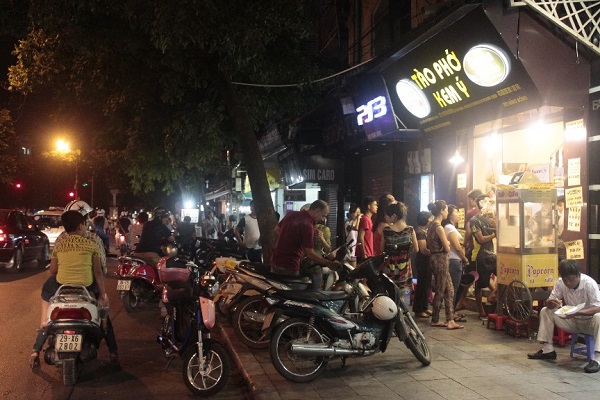 Giới trẻ hào hứng xếp h&agrave;ng mua bắp rang bơ 2