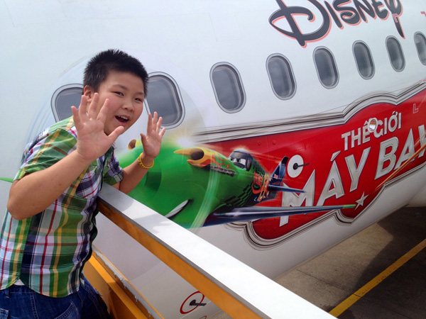 Giới trẻ "nhí nhố" chụp ảnh với nhân vật hoạt hình ngay tại... máy bay 3