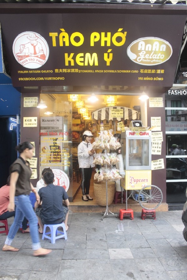 Giới trẻ hào hứng xếp h&agrave;ng mua bắp rang bơ 4