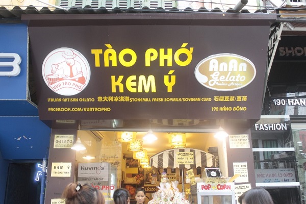 Giới trẻ hào hứng xếp h&agrave;ng mua bắp rang bơ 5