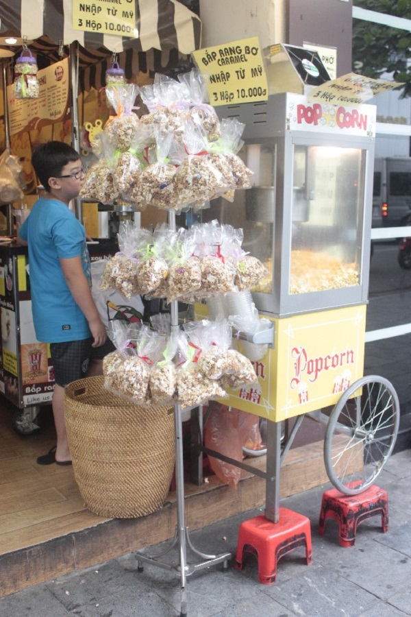 Giới trẻ hào hứng xếp h&agrave;ng mua bắp rang bơ 6