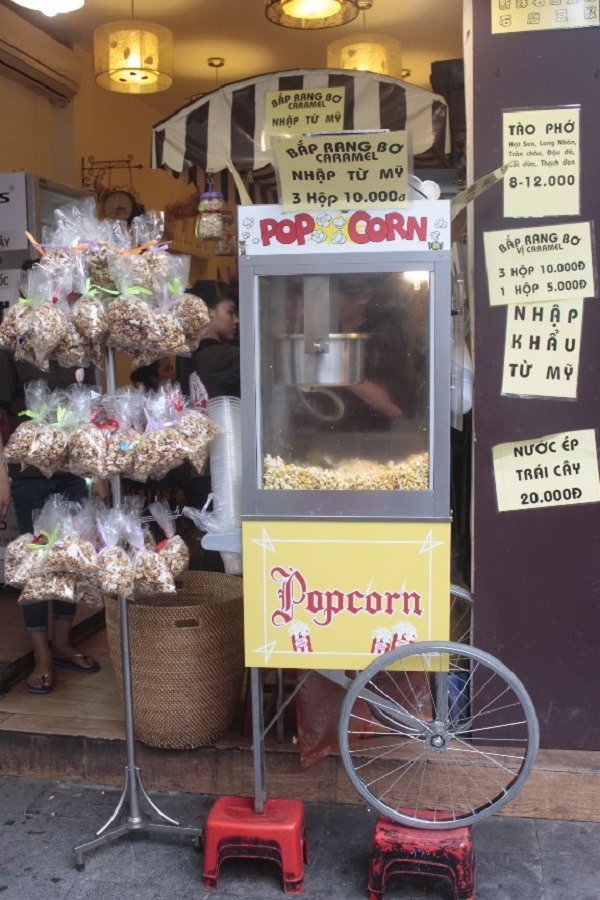 Giới trẻ hào hứng xếp h&agrave;ng mua bắp rang bơ 7