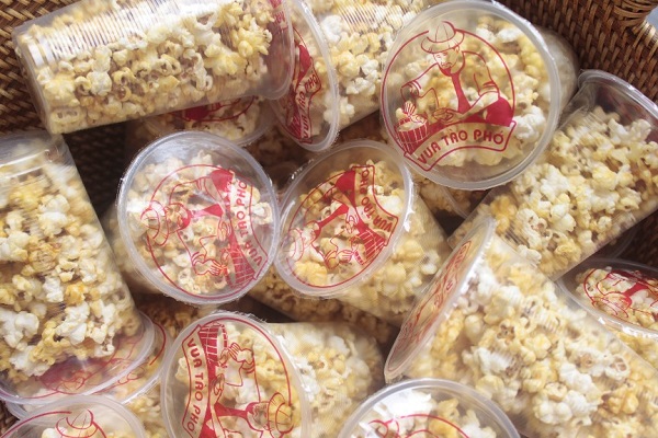 Giới trẻ hào hứng xếp h&agrave;ng mua bắp rang bơ 8