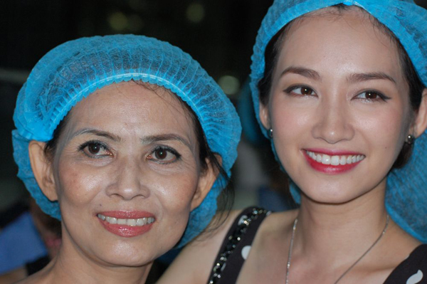 MC Phan Anh v&agrave; HH Tr&uacute;c Diễm thử t&agrave;i l&agrave;m &ldquo;chuy&ecirc;n gia&rdquo; thảo mộc 2