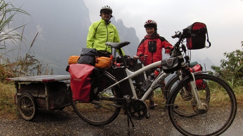 Cặp vợ chồng Kool Hunters đam mê khám phá Việt Nam bằng xe đạp 1