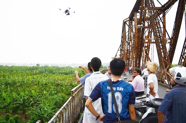 Cư dân mạng “sốt” với clip quay cầu Long Biên bằng điện thoại 5