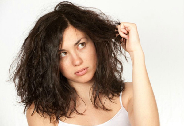 Những thói quen dễ gây hư tổn tóc 1