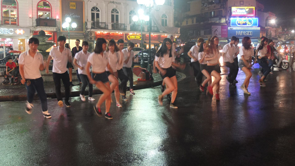 Hé lộ thông tin về 4 màn flashmob "náo động" Hà Nội của St.319 2