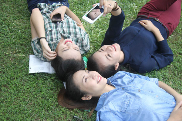 Giới trẻ c&aacute; t&iacute;nh với smartphone cực chất 2