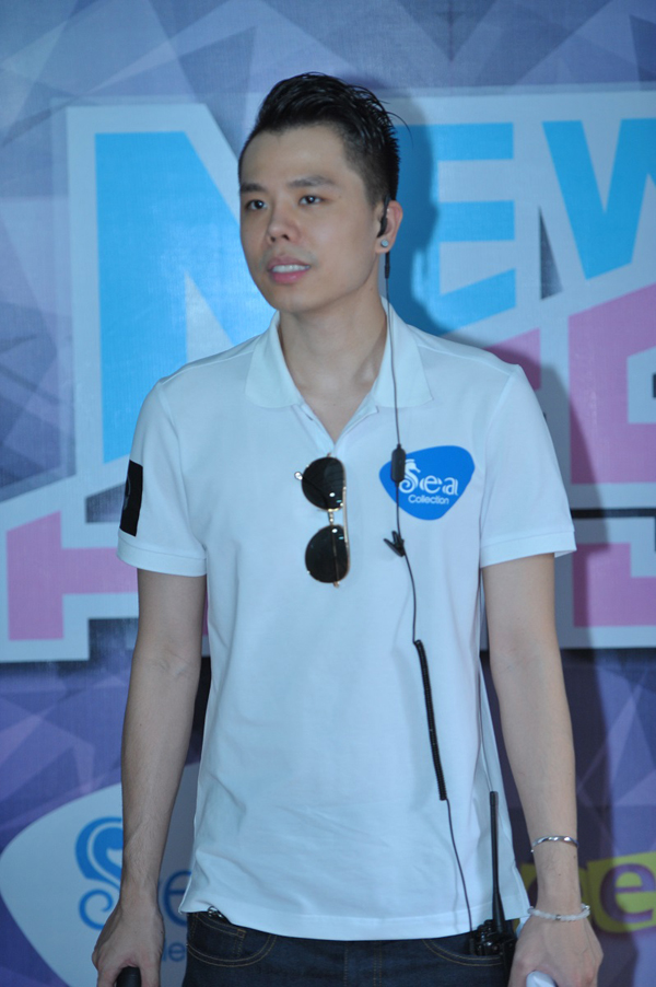 Trịnh Thăng Bình xông xáo chạy New Hits trong trang phục Sea Collection 5