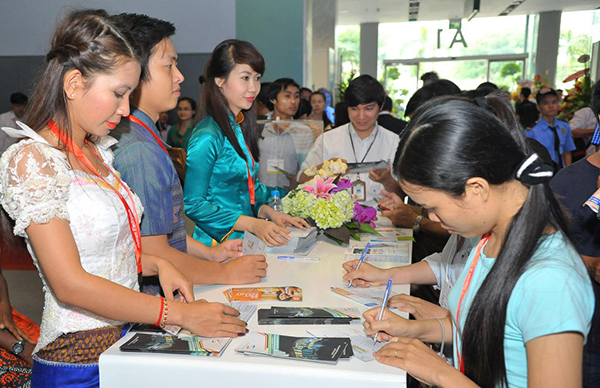 Bạn trẻ thích thú với “thành phố công nghệ” tại Vietnam Telecomp 2013 10