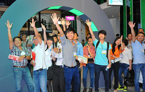 Bạn trẻ thích thú với “thành phố công nghệ” tại Vietnam Telecomp 2013 13