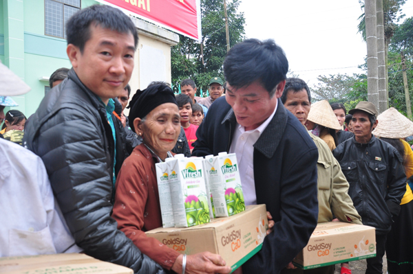 Vinamilk cùng với Bộ Y tế tiếp tục hỗ trợ người dân vùng lũ Quảng Ngãi 2