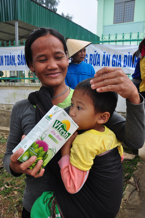 Vinamilk cùng với Bộ Y tế tiếp tục hỗ trợ người dân vùng lũ Quảng Ngãi 3