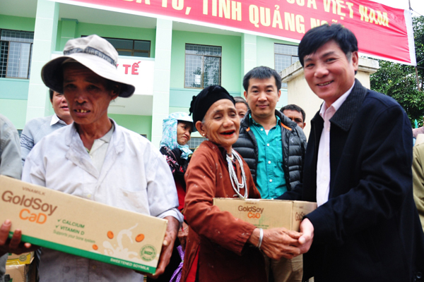 Vinamilk cùng với Bộ Y tế tiếp tục hỗ trợ người dân vùng lũ Quảng Ngãi 1