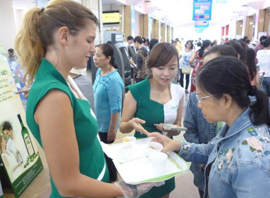 Nhân viên tiếp thị nước ngoài gây ấn tượng với khách Việt    2