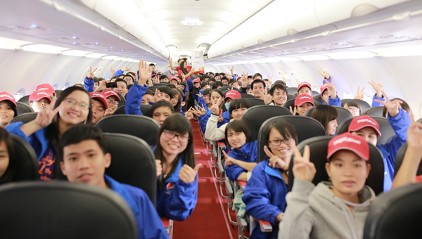 Hàng trăm vé máy bay miễn phí cho sinh viên, công nhân về quê đón Tết  2