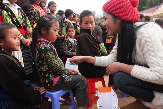 Hoa hậu Ngọc Hân sẻ chia cùng trẻ em nghèo vùng cao Hoa-hau-ngoc-han-se-chia-cung-tre-em-ngheo-vung-cao