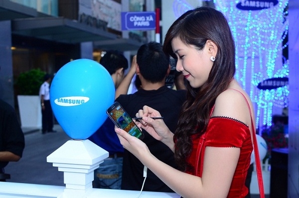 Giới trẻ Sài thành nô nức đến phố Galaxy Note II 2