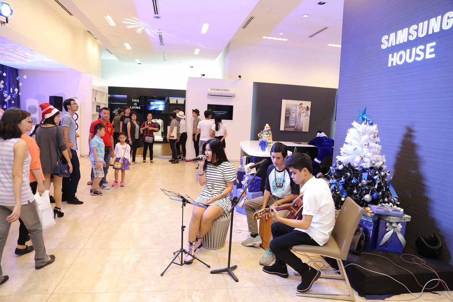 Party Giáng Sinh siêu đáng yêu của giới trẻ Sài Gòn tại Samsung House 4