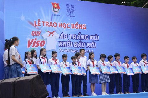 TP.HCM: Hàng nghìn bà mẹ cùng tham gia giặt áo giúp học sinh vượt khó học giỏi 7