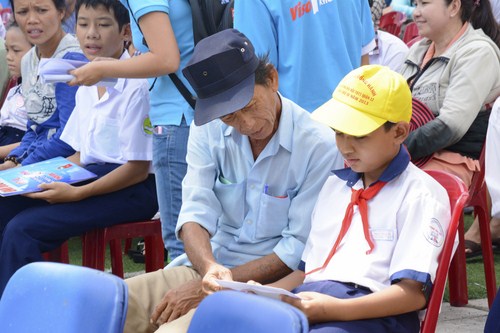 TP.HCM: Hàng nghìn bà mẹ cùng tham gia giặt áo giúp học sinh vượt khó học giỏi 8