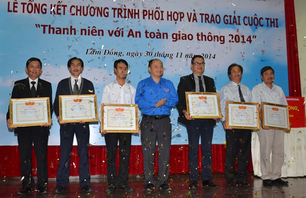 Honda trao giải cuộc thi “Thanh niên với An toàn giao thông 2014” 4