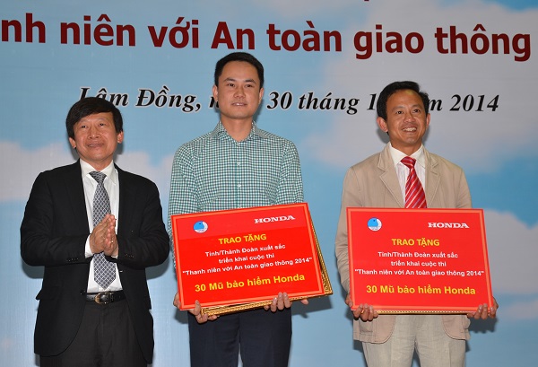 Honda trao giải cuộc thi “Thanh niên với An toàn giao thông 2014” 5