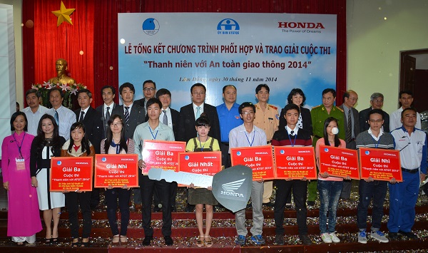 Honda trao giải cuộc thi “Thanh niên với An toàn giao thông 2014” 6