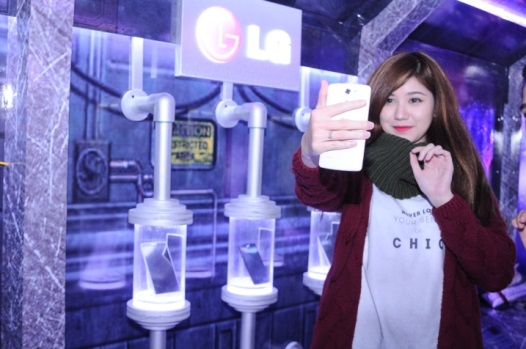 Hot teen Hà thành hào hứng selfie trong mô hình tàu vũ trụ LG 5