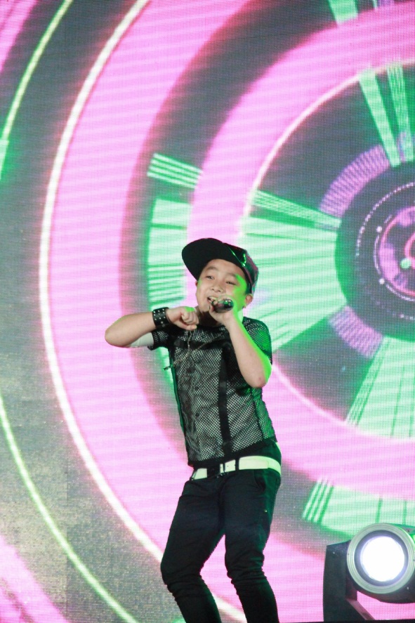 D&agrave;n sao "Ch&agrave;ng trai năm ấy" khuấy động trường ĐH T&ocirc;n Đức Thắng 5