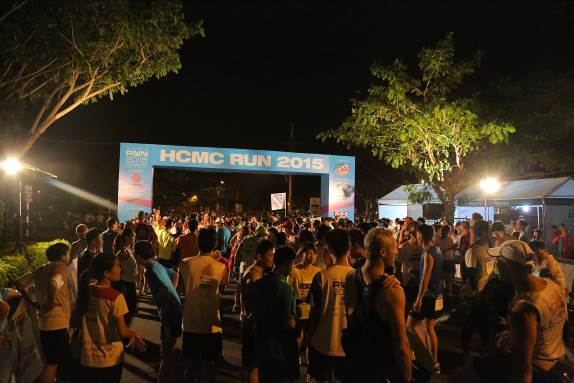 Hàng nghìn người "cháy hết mình" với HCMC Run 2015 1
