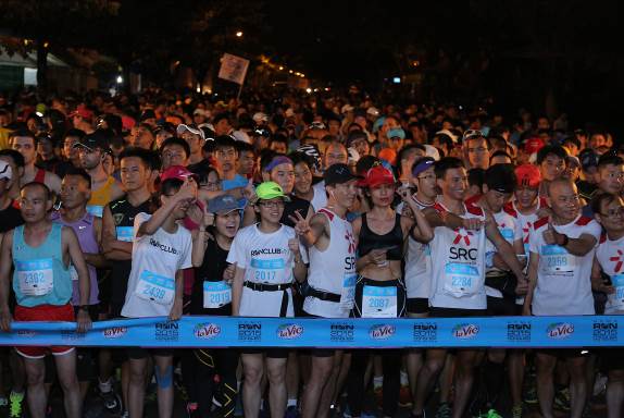 Hàng nghìn người "cháy hết mình" với HCMC Run 2015 2